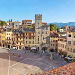 Panoramasicht auf den Piazza Grande in Arezzo, Toskana, Italien